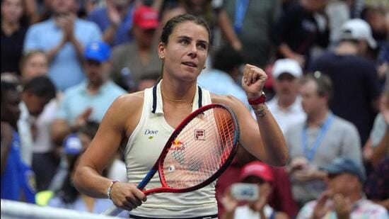 La tenista estadounidense Emma Navarro celebra su victoria en octavos de final contra Coco Gauff en el US Open. (AFP)