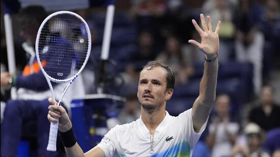 Daniil Medvedev reacciona tras derrotar a Flavio Cobolli. (AP)