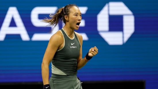 Zheng Qinwen, de China, reacciona ante Donna Vekic, de Croacia, durante la cuarta ronda del torneo de tenis US Open el lunes 2 de septiembre de 2024, en Nueva York. (AP)