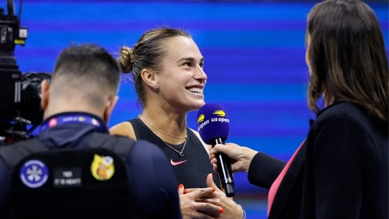 La bielorrusa Aryna Sabalenka es entrevistada después de ganar su partido de cuartos de final femenino contra la china Zheng Qinwen (AFP)