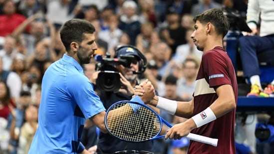 Novak Djokovic (izq.) saluda a Alexei Popyrin tras su derrota. (AFP)