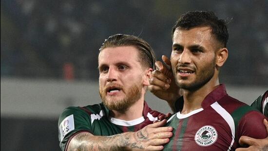 El ex jugador de Mohun Bagan, Anwar Ali (derecha), jugará su primer derbi con Bengala Oriental. (Foto HT)