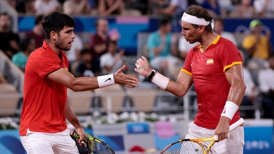 Carlos Alcaraz y Rafael Nadal reaccionan durante un partido en los Juegos Olímpicos de París.(REUTERS)