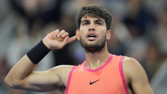 El español Carlos Alcaraz hace gestos durante su partido final individual masculino contra el italiano Jannik Sinner en el torneo de tenis Abierto de China, en el Centro Nacional de Tenis de Beijing, el miércoles. (AP)