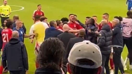 Nicolas Jackson pareció abofetear al rival de Nottingham Forest durante una pelea masiva