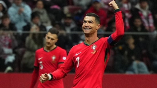 El portugués Cristiano Ronaldo reacciona durante un partido.(REUTERS)