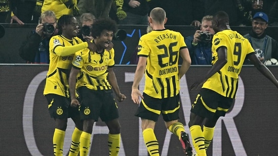 El delantero alemán #27 del Dortmund Karim Adeyemi celebra con sus compañeros (AFP)