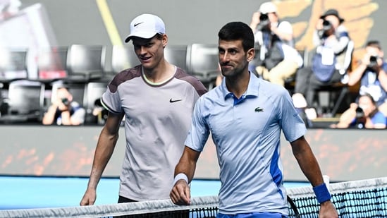 El italiano Jannik Sinner saluda al serbio Novak Djokovic (AFP)