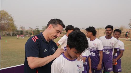 Gary Neville, ex estrella del Manchester United e Inglaterra, interactúa con jóvenes aprendices en la Academia Minerva en Mohali. (Foto HT)