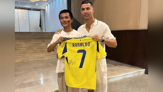 Cristiano Ronaldo conoció al superfan Gong, quien recorrió 13.000 kilómetros en bicicleta desde China hasta Arabia Saudita para encontrarse con él. (X/@SHAHFAI65660968)