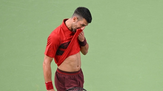 El serbio Novak Djokovic reacciona a un punto durante su partido individual masculino contra el estadounidense Alex Michelsen en el torneo de tenis Masters de Shanghai en Shanghai el 5 de octubre de 2024. (AFP)