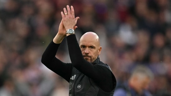 Erik ten Hag aplaude a los aficionados tras el partido de fútbol de la Premier League inglesa entre West Ham United y Manchester United.(AFP)