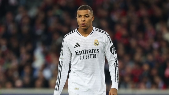 El delantero francés #09 del Real Madrid, Kylian Mbappé, observa durante el partido de fútbol de la Liga de Campeones de la UEFA entre el Lille LOSC y el Real Madrid en el estadio Pierre Mauroy de Villeneuve-d'Ascq, al norte de Francia, el 2 de octubre (AFP)