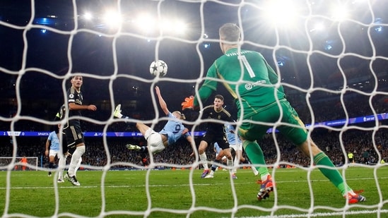 Erling Haaland del Manchester City anota su segundo gol (Action Images vía Reuters)