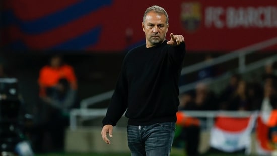 El entrenador del Barcelona, ​​Hansi Flick, da instrucciones a sus jugadores durante un partido de la Liga española. (AP)