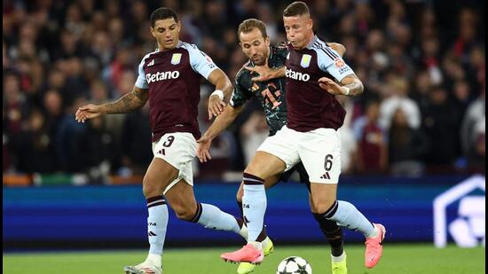 Harry Kane (centro) del Bayern de Múnich compite con Diego Carlos (izq.) y Ross Barkley del Aston Villa en Birmingham el miércoles. (AFP)