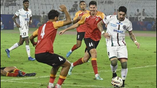 Petratos (de blanco) de Mohun Bagan SG en acción contra East Bengal FC durante su partido ISL en Calcuta el sábado. (HT/Samir Jana)