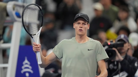 El italiano Jannik Sinner celebra la derrota del chino Bu Yunchaokete en la semifinal del torneo de tenis individual masculino del Abierto de China (AP)