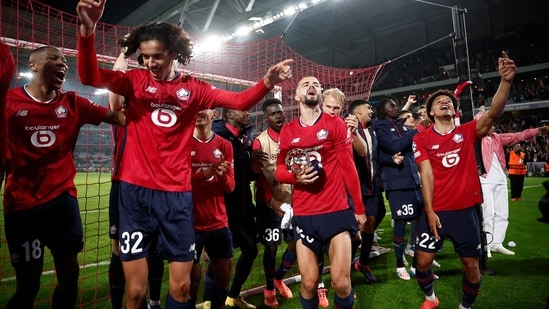 Tiago Santos y Ayyoub Bouaddi del Lille celebran después del partido (REUTERS)