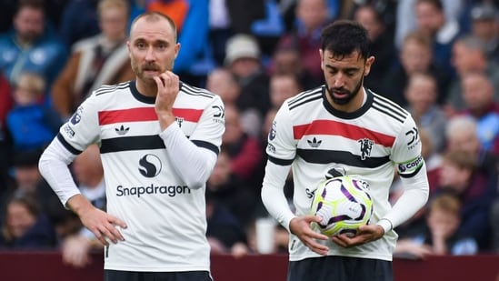 Christian Eriksen, izquierda, y Bruno Fernandes del Manchester United reaccionan durante el partido de fútbol de la Liga Premier inglesa entre Aston Villa y Manchester United, en Villa Park en Birmingham, Inglaterra. (AP)