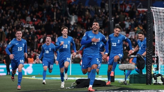 El griego Vangelis Pavlidis celebra su segundo gol con su compañero de equipo (Action Images vía Reuters).