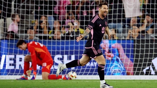 El delantero del Inter Miami CF Lionel Messi (10) celebra después de anotar su segundo gol contra el Columbus Crew. (USA TODAY Sports vía Reuters Con)