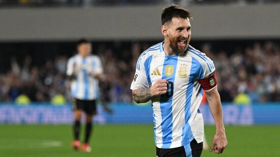 El delantero argentino Lionel Messi celebra tras anotar durante el partido de fútbol de las eliminatorias sudamericanas para la Copa Mundial de la FIFA 2026 contra Bolivia. (AFP)