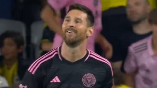 Lionel Messi celebra tras marcar un gol de falta(X)