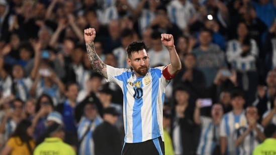 Lionel Messi celebra tras anotar durante el partido de fútbol de las eliminatorias sudamericanas para la Copa Mundial de la FIFA 2026 entre Argentina y Bolivia. (AFP)