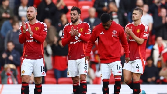 Christian Eriksen del Manchester United, Bruno Fernandes del Manchester United y Matthijs de Ligt del Manchester United aplauden a los aficionados después del partido(REUTERS)