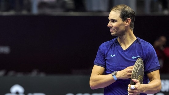 El español Rafael Nadal sostiene su placa de trofeo después del partido de tenis por el tercer lugar en el "Golpe de 6 Reyes" Torneo de exhibición en Riad el 19 de octubre de 2024 (AFP)