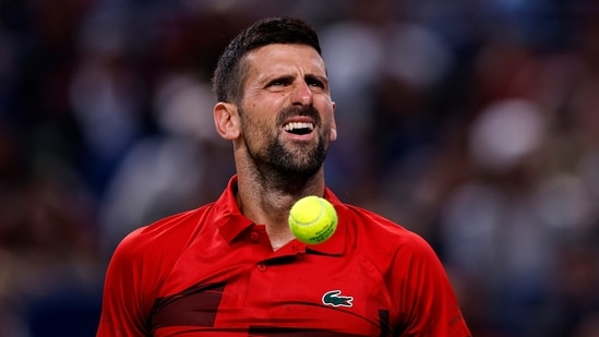 Novak Djokovic reacciona durante su partido de octavos de final.(REUTERS)