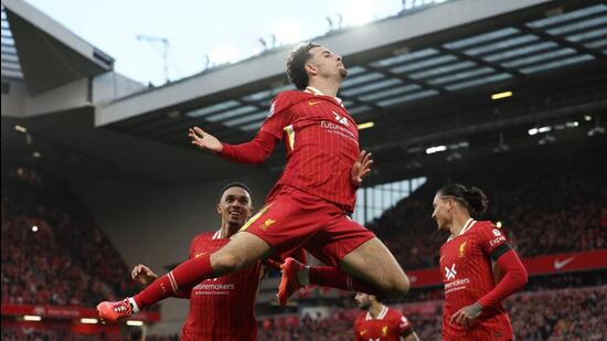 Curtis Jones del Liverpool celebra después de anotar el segundo gol del equipo en la victoria por 2-1 sobre el Chelsea en la Premier League el domingo. (REUTERS)