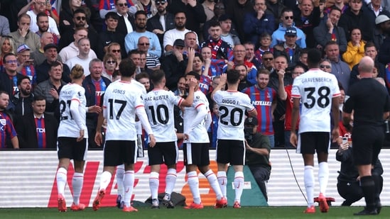 Diogo Jota del Liverpool, segundo desde la derecha, celebra con sus compañeros tras anotar. (AP)