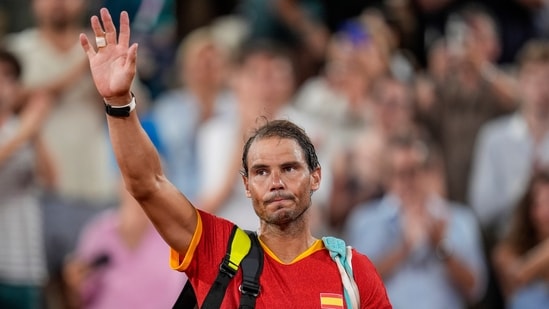 Rafael Nadal reacciona con entusiasmo después de la competencia de cuartos de final de tenis de dobles masculinos en el estadio de Roland Garros (AP)