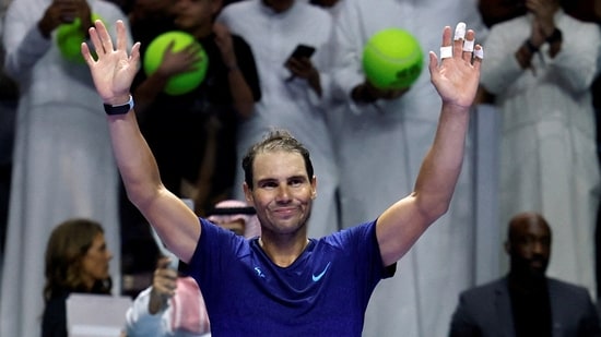 El español Rafael Nadal saluda a los fanáticos después de perder su partido de semifinal contra el español Carlos Alcaraz (REUTERS)