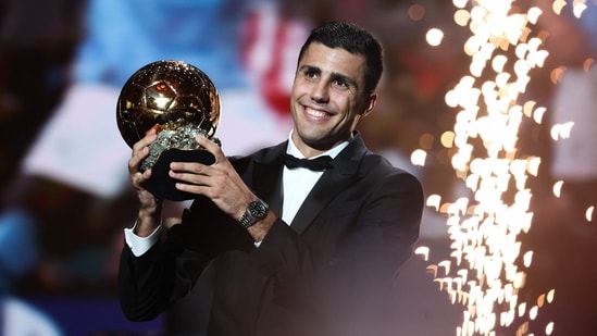 El centrocampista español del Manchester City, Rodri, recibe el Balón de Oro durante la ceremonia de entrega del Balón de Oro de France Football 2024 en el Teatro du Chatelet de París el 28 de octubre de 2024. (Foto de FRANCK FIFE / AFP)(AFP)