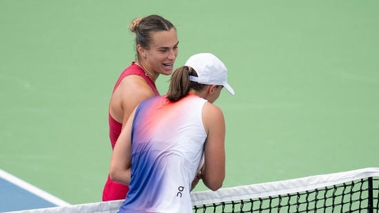 Aryna Sabalenka en la red con Iga Swiatek de Polonia después de su partido del séptimo día del Abierto de Cincinnati (USA TODAY Sports vía Reuters Con)