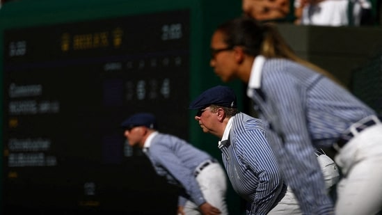 FOTO DE ARCHIVO: Wimbledon - Jueces de línea durante un partido (REUTERS)