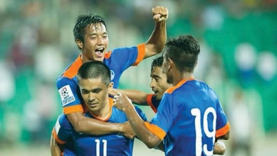 La leyenda del fútbol Sunil Chhetri con sus compañeros de equipo de India (INSTAGRAM/@LZCHHANGTE)