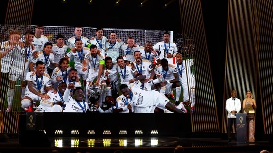 Didier Drogba y Sandy Heribert presentan al Real Madrid el equipo masculino del año (REUTERS)