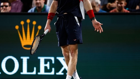 Las piernas del ruso Andrey Rublev aparecen sangrando durante su partido de dieciseisavos de final contra el argentino Francisco Cerundolo (REUTERS)