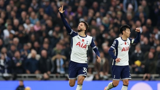 Rodrigo Bentancur, del Tottenham Hotspur, celebra el gol con Son Heung-min.(REUTERS)