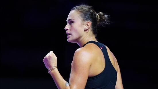 Aryna Sabalenka, de Bielorrusia, reacciona después de ganar un punto contra la estadounidense Coco Gauff durante el Campeonato Final de la WTA en Riad. (AFP)