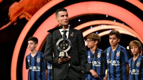 Ronaldo recibe el trofeo Quinas de Platino de la Federación Portuguesa de Fútbol (X Image/@selecaoportugal)