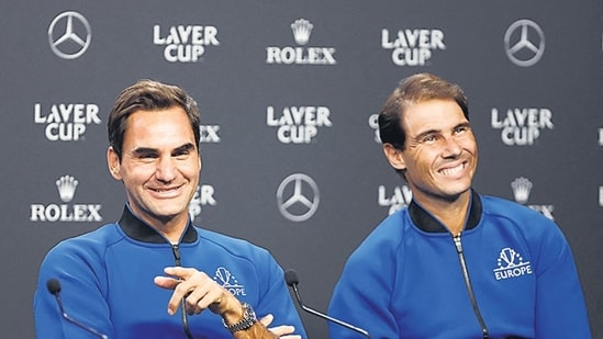 Roger Federer y Rafael Nadal durante una conferencia de prensa en Londres en septiembre de 2022 (Action Images vía Reuters)