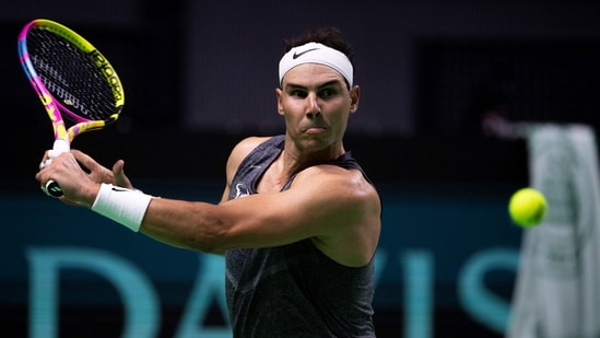 El tenista español Rafael Nadal devuelve el balón durante un entrenamiento. (AFP)