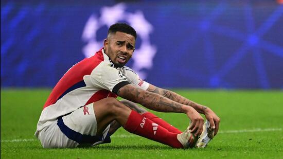 El delantero del Arsenal Gabriel Jesus reacciona al final del partido de la UEFA Champions League contra el Inter de Milán. (AFP)