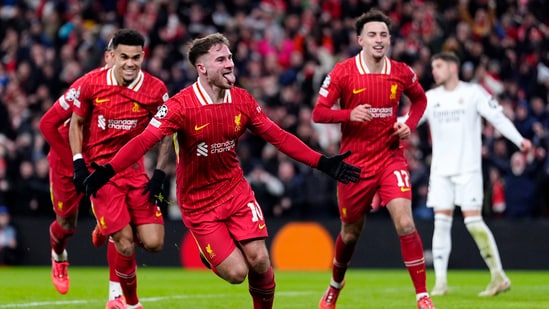 Alexis Mac Allister, celebra tras marcar el primer gol durante el partido de fútbol de la fase inaugural de la Liga de Campeones entre Liverpool y Real Madrid en el estadio de Anfield (AP)