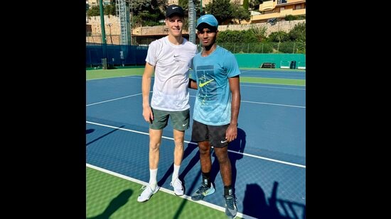 Manas Dhamne con el número uno del mundo, Jannik Sinner, después de lograr un éxito juntos el mes pasado. (Centro de Tenis Piatti/HT)